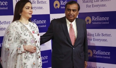 Pengusaha India, Mukesh Ambani dan istrinya, Nita Ambani. Konglomerat Mukesh Ambani membeli 25,8 persen saham di perusahaan pengiriman yang berbasis di Bangalore, Dunzo, seharga 200 juta dolar AS atau sekitar Rp2,9 triliun.