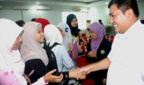 Pengusaha nasional Jon Erizal bersalaman dengan mahasiswa Universitas Riau