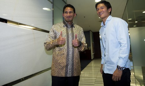 Pengusaha nasional Sandiaga Uno (kiri) menyambut kedatangan Pebalap nasional Rio Hariyanto (kanan) di Gedung Recapital, Jakarta, Selasa (16/2).