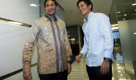 Pengusaha nasional Sandiaga Uno (kiri) menyambut kedatangan Pebalap nasional Rio Hariyanto (kanan) di Gedung Recapital, Jakarta, Selasa (16/2). 