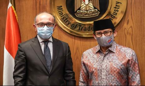 Pengusaha RI Sandiaga Salahuddin Uno bertemi Wakil Menteri Perdagangan dan Industri Mesir, Ahmed Maghawry Diab di Kairo, Sabtu (21/11)