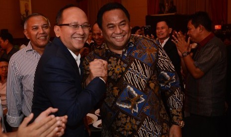 Pengusaha, Rosan P. Roeslani (kiri) berjabat tangan bersama pengusaha Rachmat Gobel (kanan) saat deklarasi Calon Ketua Kadin 2015-2020 di Jakarta, Sabtu (21/11) malam.