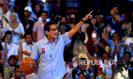 Pengusaha Sandiaga Uno (tengah) 