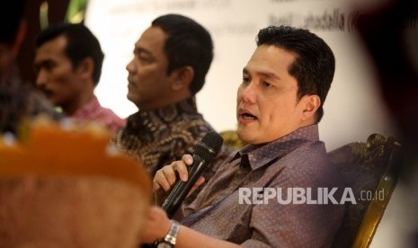  Pengusaha sekaligus Pendiri Mahaka Group Erick Thohir(kanan)saat menjadi pembicara dalam Simposium Nasional di Jakarta, Senin (14/8). 