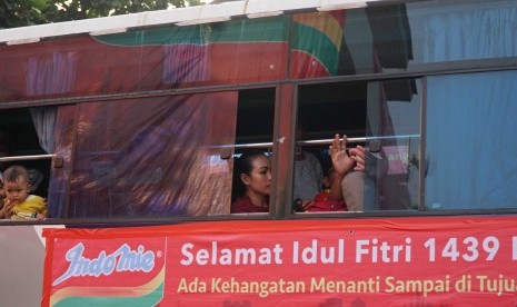 Pengusaha Warmindo mengikuti mudik bersama pengusaha Warung Makan Indomie (Warmindo) di Jakarta, Senin (11/6).