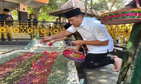 Pengusaha yang juga mantan menteri perdagangan Muhammad Lutfi bersama rombongan menyambangi beberapa pesantren besar di Jawa Timur.