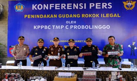 penindakan dilakukan Bea Cukai Jateng DIY bersinergi dengan Bea Cukai Kudus dan Pomdam IV Diponegoro terhadap sebuah gudang di Desa Bulu Cangkring, Kecamatan Jekulo, Kabupaten Kudus pada Selasa (10/3). 