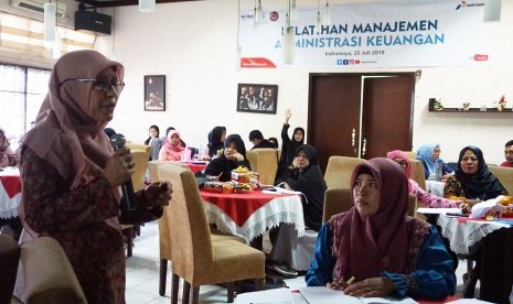 Peningkatan kualitas sumber daya manusia (SDM) merupakan salah satu fokus Pertamina RU VI Balongan, dalam meningkatkan keahlian  kelompok masyarakat yang menjadi mitra binaan program Corporate Social Responsibility (CSR). Salah satu upaya dalam peningkatan SDM tersebut yakni dengan menggelar pelatihan manajemen administrasi dan pembukuan keuangan untuk Kelompok Usaha Bersama (KUB) Hawa Kreasi yang bekerja sama dengan mahasiswa KKN Universitas Gajah Mada. 