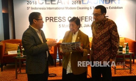 Peningkatan Mutu Yankes. Ketua Divisi Laundry Rumah Sakit Asosiasi Profesi Laundry Indonesia (APLI) Teddy Tjoegito, Konsilor KARS dr. Nurul Ainy, dan Sirektur PT Media Artha Sentosa (dari kiri) berdiskusi sebelum konferensi pers Clean Laundry Expo 2018 di Jakarta, Senin (5/3).