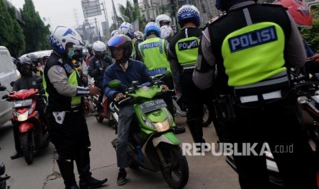 Peningkatan Pelanggar. Polisi menghentikan pengendara motor saat melakukan Operasi Zebra 2017 di Jalan DI. Panjaitan, Jatinegara, Jakarta Timur, Kamis (9/11). Jumlah pelanggar yang ditilang tahun ini berjumlah 108.765 pelanggar.