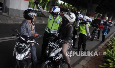 Peningkatan Pelanggar. Polisi menghentikan pengendara motor yang melintas di jalur cepat saat melakukan Operasi Zebra 2017 di Jalan DI. Panjaitan, Jatinegara, Jakarta Timur, Kamis (9/11). Hingga Kamis (9/11), Satlantas Polres Jakarta Timur mencatat telah menilang sekitar 11 ribu pelanggar lalu lintas dengan rincian barang bukti yang terdiri dari 4.940 Surat Izin Mengemudi (SIM) dan 6.216 Surat Tanda Nomor Kendaraan (STNK) selama Operasi Zebra 2017 di kawasan Jakarta Timur.