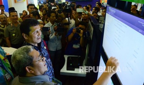 Peninjauan stand pameran oleh Menteri Pendayagunaan Aparatur negara dan Reformasi (PANRB) Asman Abnur (berbatik) didampingi Gubernur Jabar Ahmad Heryawan pada pameran 