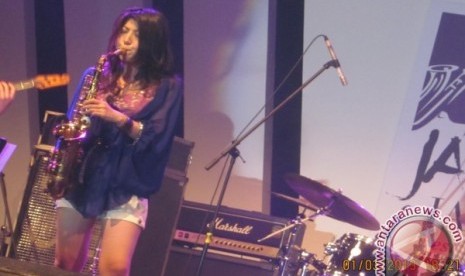 Peniup Saksofon asal Jepang, Kaori Kobayashi, saat tampil di Java Jazz 2013, Sabtu (2/3).