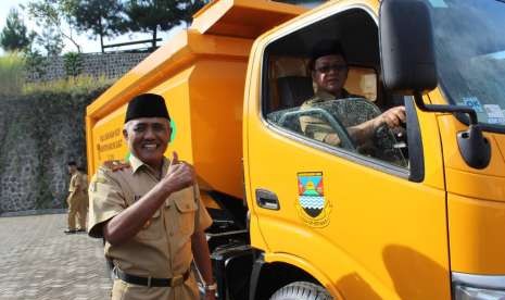 Penjabat Bupati Bandung Barat H Dadang Mohamad mencoba truk sampah yang dilengkapi tabung lindi. 