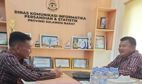 Penjabat Bupati Penjabat Bupati Polewali Mandar Ilham Borahima dan Kepala Dinas Kominfo Sulbar Mustari Mula berkoordinasi dalam upaya meminta bantuan Kemenkominfo membangun BTS guna mengatasi blank spot di Kabupaten Polman, Kamis (18/1/2023).  Ilham Borahima dan Kepala Dinas Kominfo Sulbar Mustari Mula berkoordinasi dalam upaya meminta bantuan Kemenkominfo membangun BTS guna mengatasi blank spot di Kabupaten Polman, Kamis (18/1/2023). 