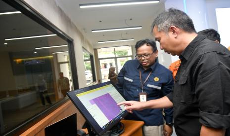 Penjabat Gubernur Bey Machmudin saat mengunjungi Badan Geologi Kementerian Energi dan Sumberdaya Mineral, di Jalan Diponegoro, Kota Bandung, Jumat (8/12/2023).