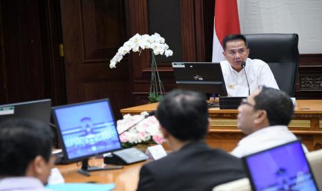 Penjabat Gubernur Jabar Bey Machmudin, memberikan arahan pada FGD Percepatan Ekspor Mangga Gedong Gincu di RR. Papandayan Gd. Sate, Rabu, (20/3/2024)