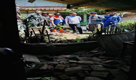 Penjabat Gubernur Jabar Bey Machmudin mengecek lokasi terdampak gempa di Kabupaten Garut, Ahad (28/4/2024).