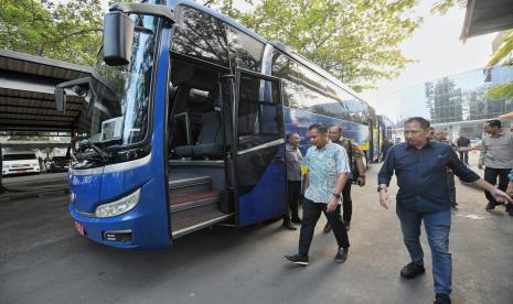 Penjabat Gubernur Jabar Bey Machmudin naik Bus Rapid Transit (BRT) dari kantor Bapenda Jabar menuju tempat kerja pada hari pertama Friday Car Free Gedung Sate, Jumat (22/4/2024).