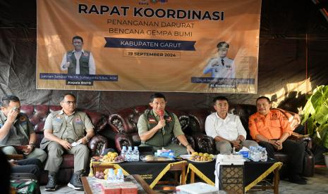 Penjabat Gubernur Jabar Bey Machmudin saat Rakor Penanganan Darurat Gempa Bumi Kabupaten Garut, di kantor Kecamatan Pasirwangi, Kabupaten Garut