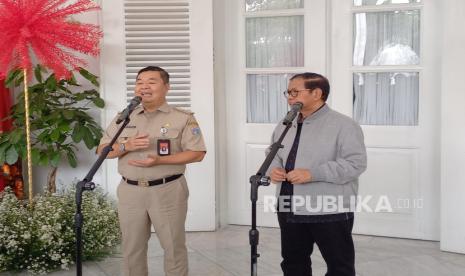 Penjabat Gubernur Jakarta Teguh Setyabudi bersama Gubernur terpilih Jakarta Pramono Anung saat konferensi pers di Balai Kota Jakarta, Selasa (4/2/2025).