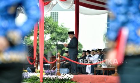 Penjabat Gubernur Jawa Barat Bey Machmudin memimpin upacara peringatan Hari Pahlawan Tingkat Provinsi Jabar 2024 di Lapangan Gasibu, Kota Bandung, Ahad (10/11/2024).(