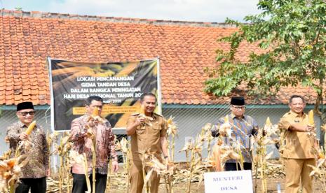 Penjabat Gubernur Jawa Barat Bey Machmudin Menghadiri Peringatan Hari Desa Nasional Tahun 2025 di Desa Cibereum Kulon, Kecamatan Cimalaka, Kabupaten Sumedang, Rabu (15/1/2025).