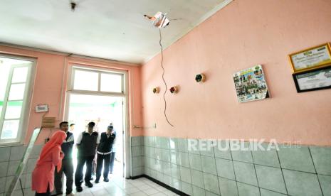 Penjabat Gubernur Jawa Barat Bey Machmudin meninjau gudang KPU Kota Cimahi, pasca terjadinya hujan deras disertai angin kencang yang melanda Kota Cimahi, Ahad (10/11/2024).