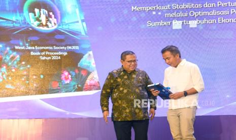 Penjabat Gubernur Jawa Barat Bey Machmudin menutup West Java Economic Society (WJES) 2024, di Gedung Bank Indonesia Perwakilan Jabar