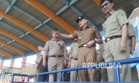 Penjabat Gubernur Jawa Barat, M Iriawan didampingi Bupati Bandung, Dadang M Naser mengecek stadion Si Jalak Harupat yang akan digunakan sebagai lokasi Asian Games cabang olahraga sepakbola, Senin (16/7).