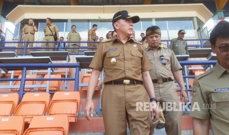 Penjabat Gubernur Jawa Barat, M Iriawan didampingi Bupati Bandung, Dadang M Naser mengecek stadion Si Jalak Harupat yang akan digunakan sebagai lokasi Asian Games cabang olahraga sepakbola, Senin (16/7).