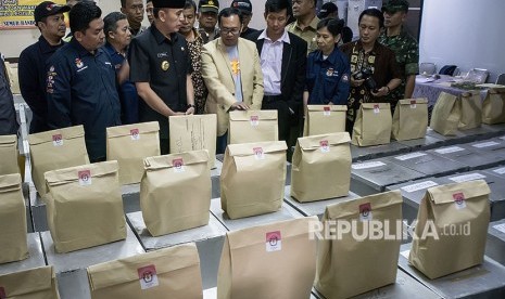 Penjabat Gubernur Jawa Barat M. Iriawan (keempat kiri) didampingi Ketua KPU Jawa Barat Yayat Hidayat (keempat kanan) mendengarkan penjelasan Ketua KPU Kota Bandung Rifqi Alimubarok (tengah) saat peninjauan kesiapan logistik Utama Pilkada serentak 2018 Jawa Barat di Kantor Kecamatan Sumur Bandung, Jawa Barat, Senin (25/6). 