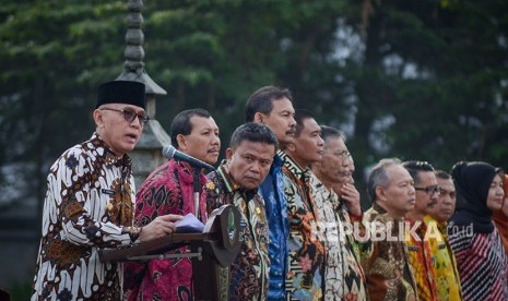 Penjabat Gubernur Jawa Barat M Iriawan (kiri) memimpin apel dan halal bihalal di Gedung Sate, Bandung, Jawa Barat, Kamis (21/6). 