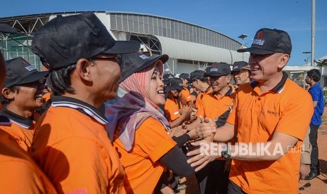 Penjabat Gubernur Jawa Barat M. Iriawan menyalami petugas pengawas pemilihan umum (Pemilu) saat memimpin apel siaga di Sport Center Arcamanik, Bandung, Jawa Barat, Sabtu (23/6). 