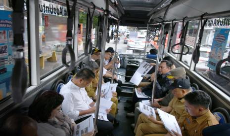 Penjabat Gubernur Jawa Barat (Pj Gubernur Jabar) Bey Machmudin mencoba menjajal transportasi publik Bus Rapid Transit (BRT) Bandung Raya