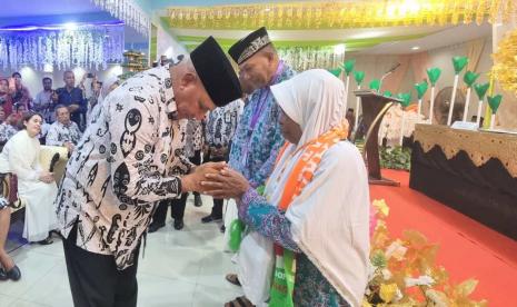 Penjabat Gubernur Papua Barat Komjen Pol (Purn) Paulus Waterpauw (kiri) melepas keberangkatan jemaah haji. 