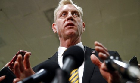 Penjabat Menteri Pertahanan Amerika Serikat (AS), Patrick Shanahan berbicara kepada wartawan di Capitol Hill di Washington, Selasa (21/5).