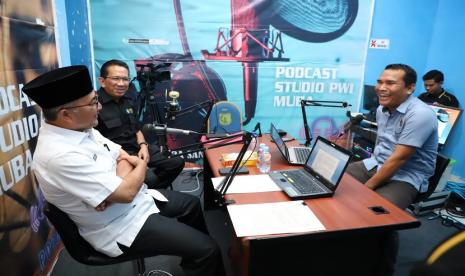 Penjabat (Pj) Bupati Muba Drs H Apriyadi saat podcast bersama Persatuan Wartawan Indonesia (PWI) Kabupaten Muba yang dipandu oleh Bang Jay, Rabu (25/1/2023) di Kantor PWI Kabupaten Muba. Pemerintah Kabupaten Musi Banyuasin (Muba) terus berinovasi untuk menciptakan lapangan kerja dan terus berupaya mengoptimalkan serapan tenaga kerja lokal, salah satunya melalui program Muba Vocational Centre (MVC). 