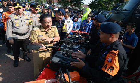 Penjabat (Pj) Gubernur Banten Al Muktabar memimpin Apel Gelar Pasukan dan Peralatan SAR dalam rangka Kesiapan Penanganan Bencana Alam di Wilayah Provinsi Banten Tahun 2023 di Alun-alun Barat Kota Serang, Selasa (19/12/2023). 