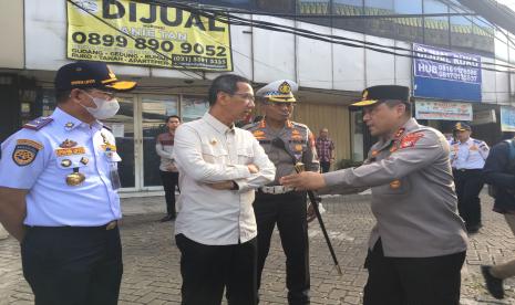 Penjabat (Pj) Gubernur DKI Jakarta, Heru Budi Hartono bersama Kapolda Metro Jaya, Irjen Karyoto didampingi Dirlantas Polda Metro Jaya, Kombes Latif Usman dan Kepala Dishub DKI, Syafrin Liputo meninjau penutupan u-turn Santa, Jakarta Selatan, Jumat (14/4/2023).