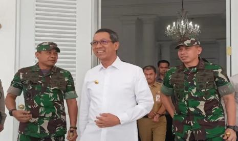 Penjabat (Pj) Gubernur DKI Jakarta Heru Budi Hartono didampingi Pangdam Jaya Mayjen Mohamad Hasan dan Danjen Kopassus Mayjen Deddy Suryadi di Balai Kota DKI, Jakarta Pusat, Selasa (9/5/2023).