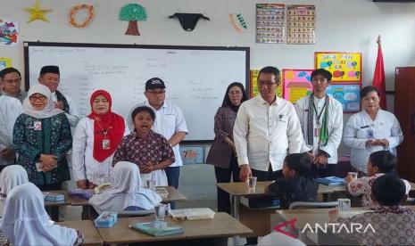 Penjabat (Pj) Gubernur DKI Jakarta Heru Budi Hartono melakukan uji coba kembali makan bergizi gratis di SDN 03 Rawabadak Utara, Jakarta Utara, Jumat (23/8/2024).