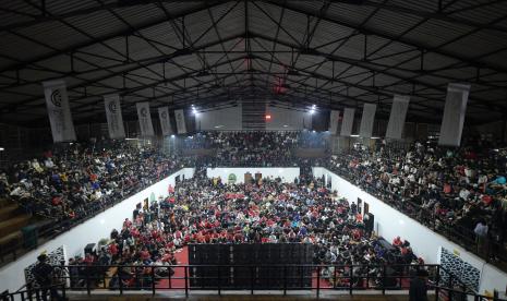 Penjabat (Pj) Gubernur Jawa Barat Bey Machmudin mengikuti Nonton Bareng Timnas Indonesia Vs Uzbekistan pada Semifinal Piala Asia U-23 di Gor Saparua, Kota Bandung, Senin malam (29/4/2024).