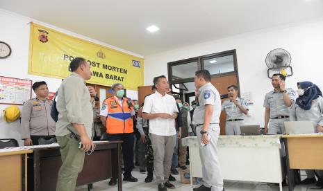 Penjabat (Pj) Gubernur Jawa Barat Bey Machmudin menjenguk korban kecelakaan di Tol Jakarta - Cikampek (Japek) Km 58, Kabupaten Karawang