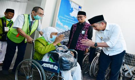 Penjabat (PJ) Gubernur Jawa Barat, Bey Machmudin, menyambut kedatangan 440 jamaah haji kloter satu Embarkasi Kertajati asal Kabupaten Subang, di Bandara Internasional Jawa Barat (BIJB) Kertajati, Kabupaten Majalengka, Ahad (23/6/2024). 