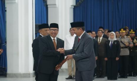 Penjabat (Pj) Gubernur Jawa Barat Bey Machmudin, resmi melantik Kepala Bapenda Jabar, Dedi Taufik menjadi Penjabat Sementara (Pjs) Bupati Indramayu di Gedung Sate, Kota Bandung