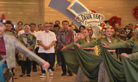 Penjabat (Pj) Gubernur Jawa Barat Bey Machmudin, Sekda Jabar Herman Suryatman bersama Menteri Koperasi dan UKM, Menteri Perdagangan, Menteri Pariwisata dan Ekonomi Kreatif menghadiri Opening Ceremony Karya Kreatif Jawa Barat (KKJ) sekaligus memberikan penghargaan pada 5 Besar Kabupaten/Kota dalam kegiatan