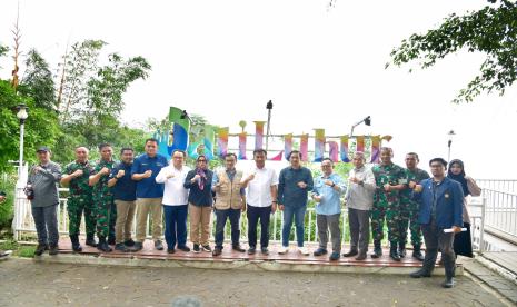 Penjabat (Pj) Gubernur Jawa Barat (Jabar) Bey Machmudin bersama tim Satgas Citarum Harum