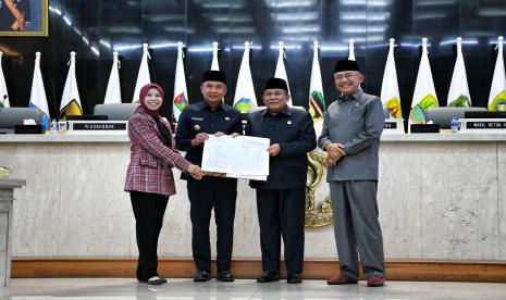 Penjabat (Pj) Gubernur Jawa Barat (Jabar) Bey Machmudin menghadiri Rapat Paripurna DPRD Jabar di gedung DPRD Jabar, Kota Bandung, Senin (29/7/2024). Agenda rapat paripurna itu Penandatanganan Nota Kesepakatan Bersama antara Gubernur dan DPRD atas Rancangan KUA dan Rancangan PPAS APBD Provinsi Jabar Tahun 2025.