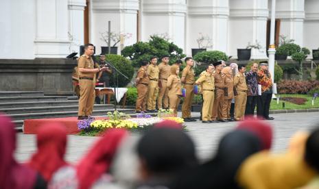 Penjabat (Pj) Gubernur Jawa Barat (Jabar) Bey Machmudin saat menjadi pembina apel pagi Sekretariat Daerah (Setda) dan BPKAD Provinsi Jabar di Gedung Sate, Kota Bandung, Senin (4/11/2024).